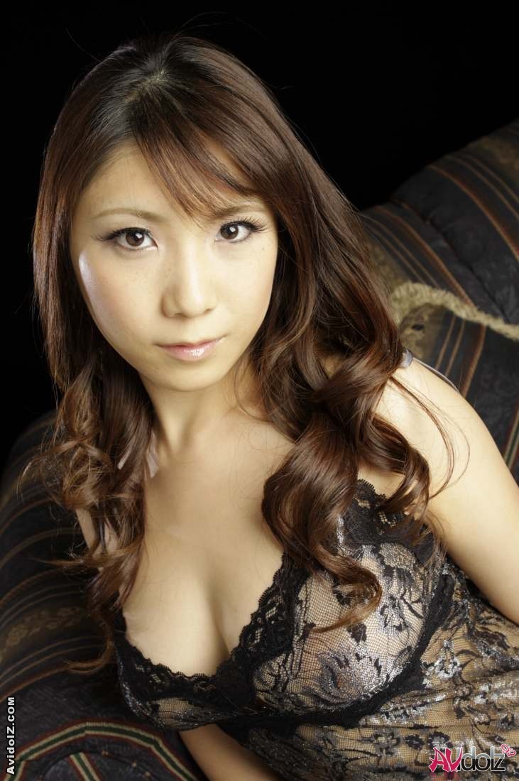 Momo Aizawa pose en lingerie noire avec des gros seins
 #69889750