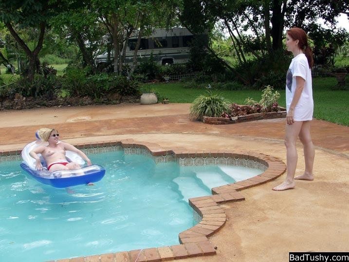 Böser Teenager versohlt im Schwimmbad
 #72233530