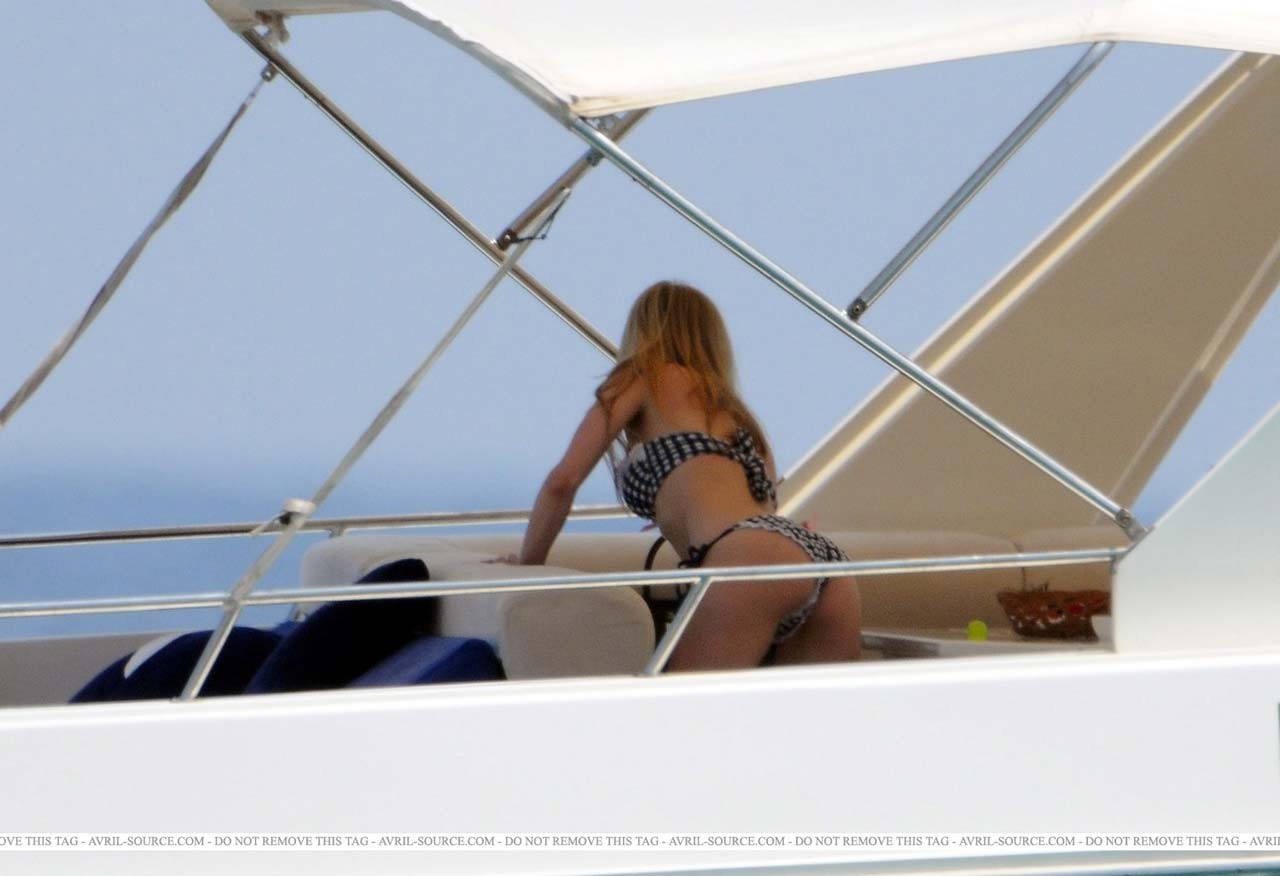 Avril Lavigne exposant son corps sexy et son cul en bikini.
 #75298583