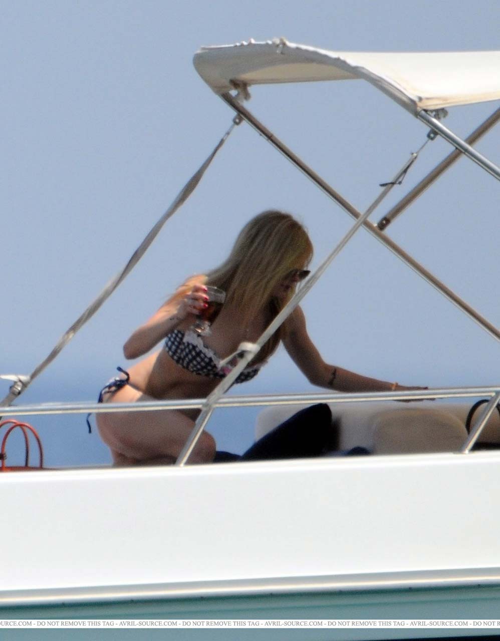 Avril Lavigne che espone il suo cazzo di corpo sexy e culo caldo in bikini
 #75298585