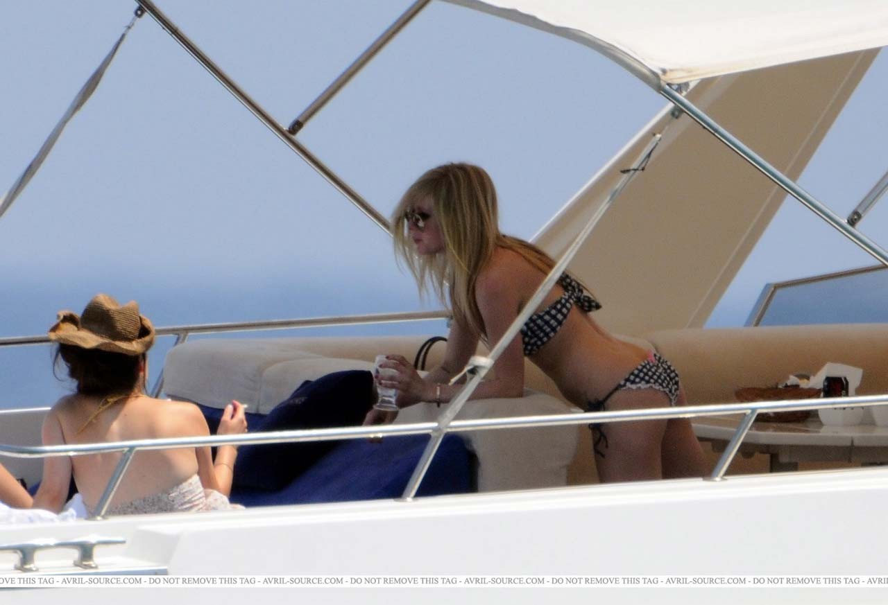 Avril Lavigne che espone il suo cazzo di corpo sexy e culo caldo in bikini
 #75298588