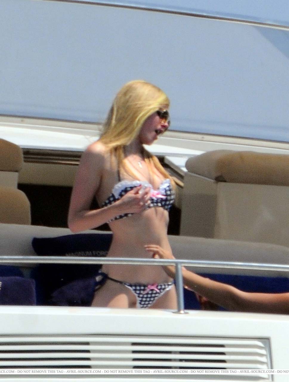 Avril Lavigne exposant son corps sexy et son cul en bikini.
 #75298595