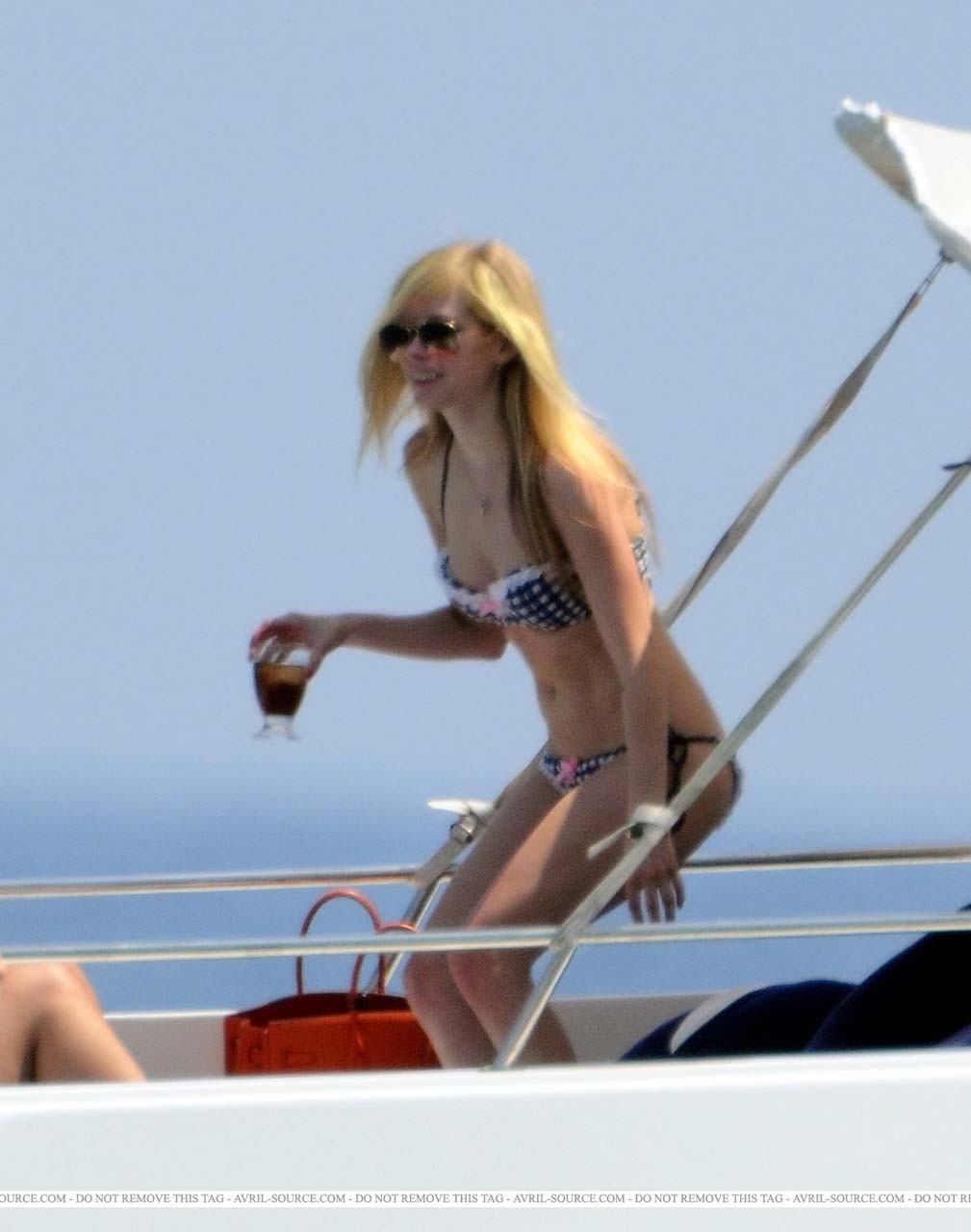 Avril Lavigne che espone il suo cazzo di corpo sexy e culo caldo in bikini
 #75298597