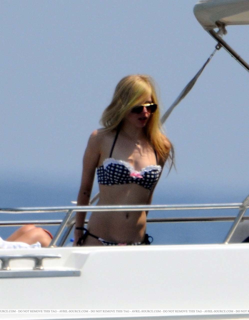 Avril Lavigne exposant son corps sexy et son cul en bikini.
 #75298602