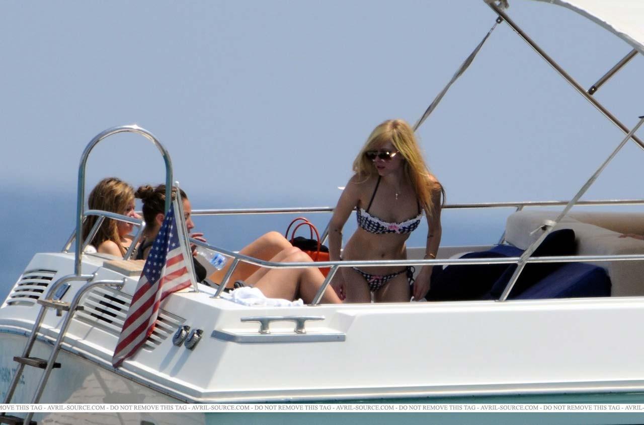Avril Lavigne exposant son corps sexy et son cul en bikini.
 #75298604