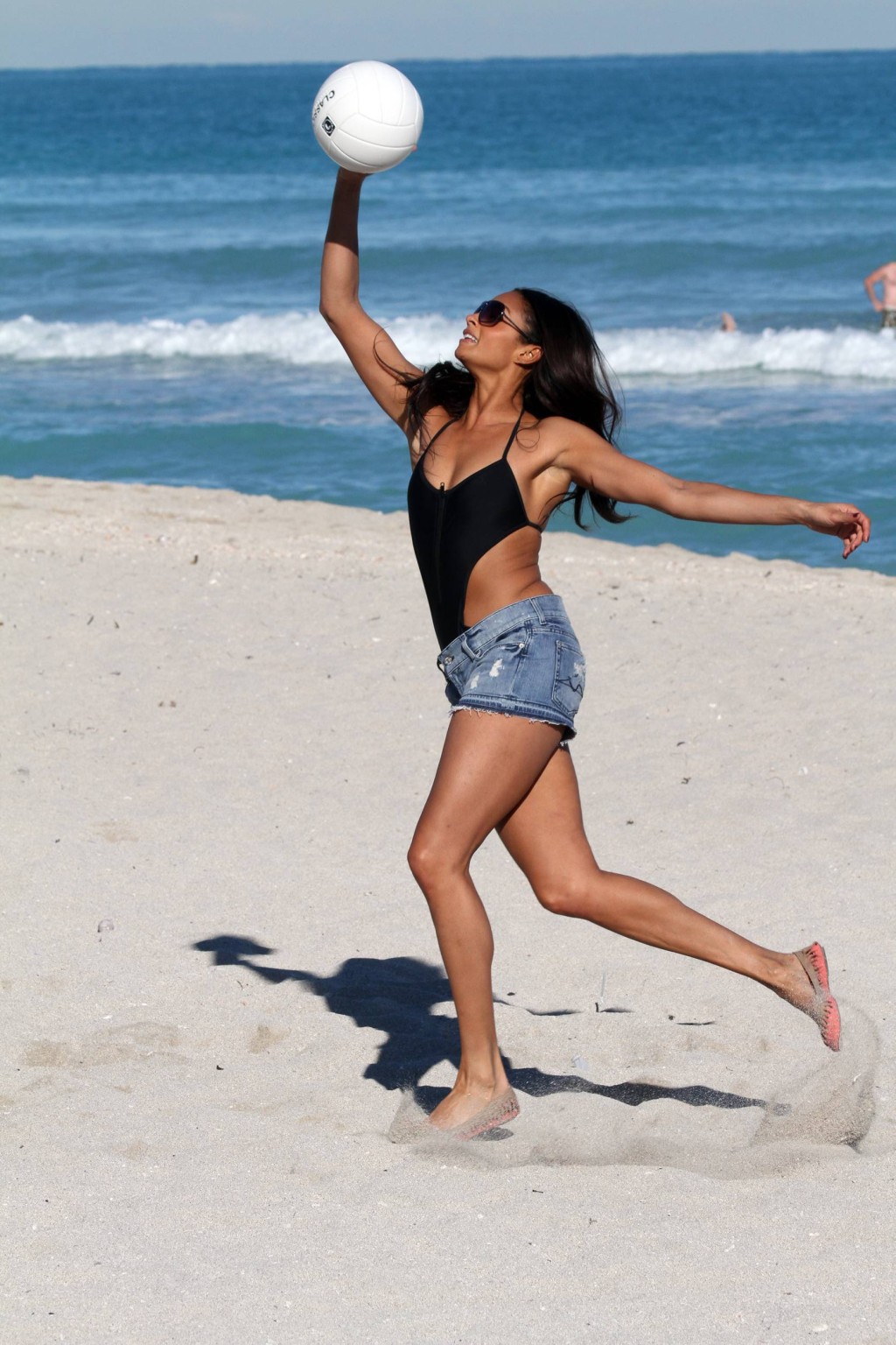 Alesha Dixon porte un maillot de bain noir sexy et un short en jean sur la plage de Miami.
 #75323915