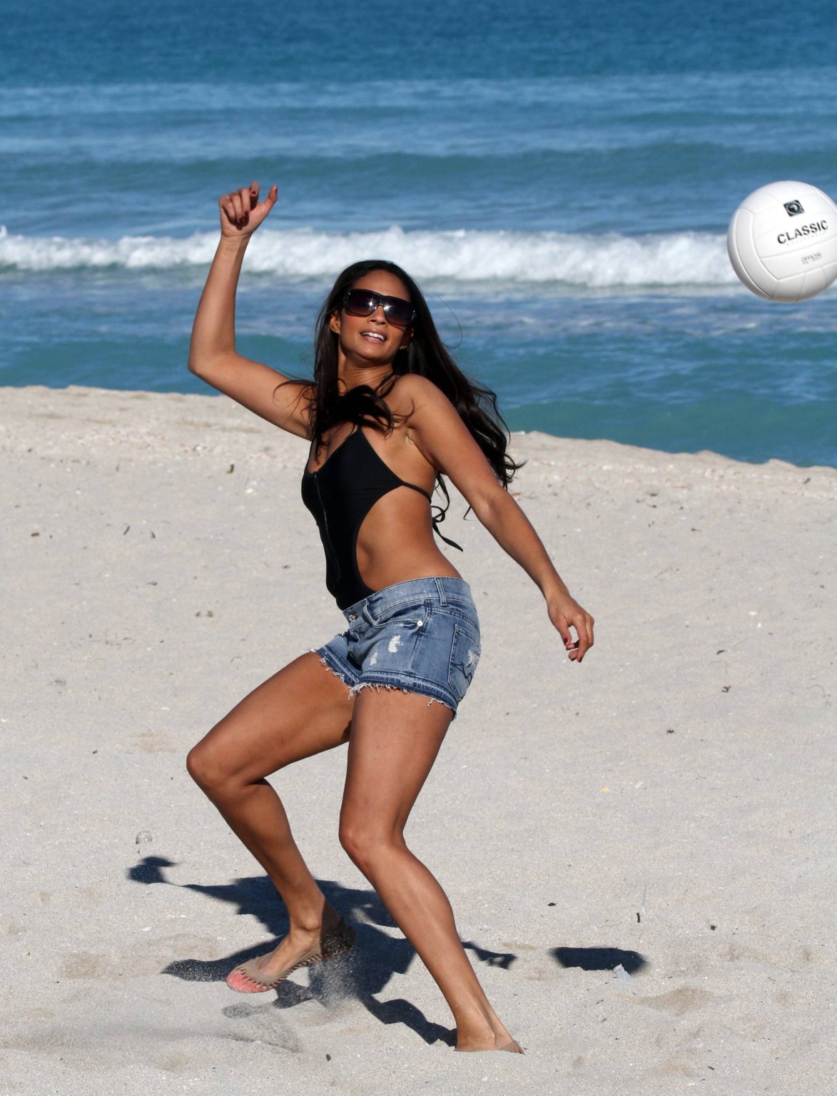 マイアミのビーチでセクシーな黒の水着とデニムのショートパンツを着ているAlesha Dixon
 #75323929