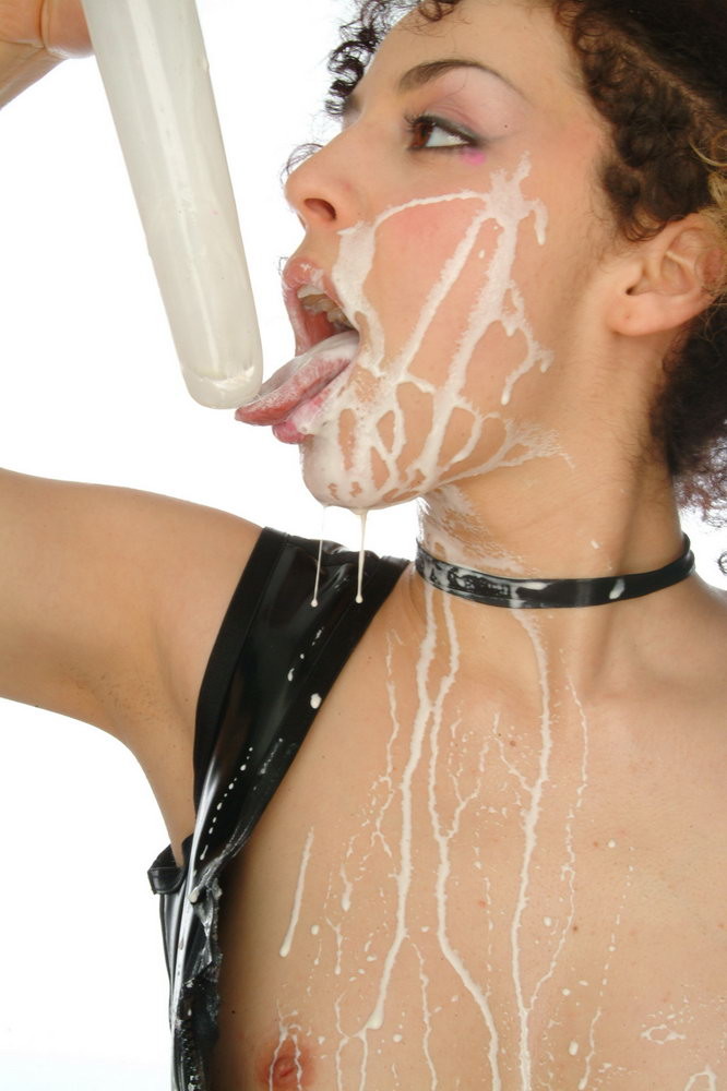 Une jeune fille en culotte courte verse du lait sur son visage et son corps sexy. #74901512