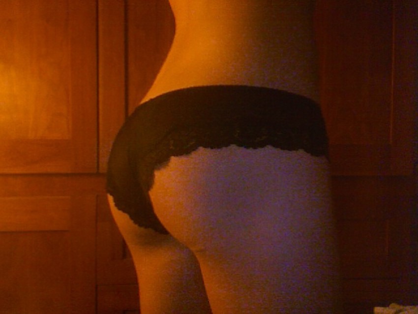 Una rubia guapa juega con su coño usando un consolador y sus dedos
 #68332817