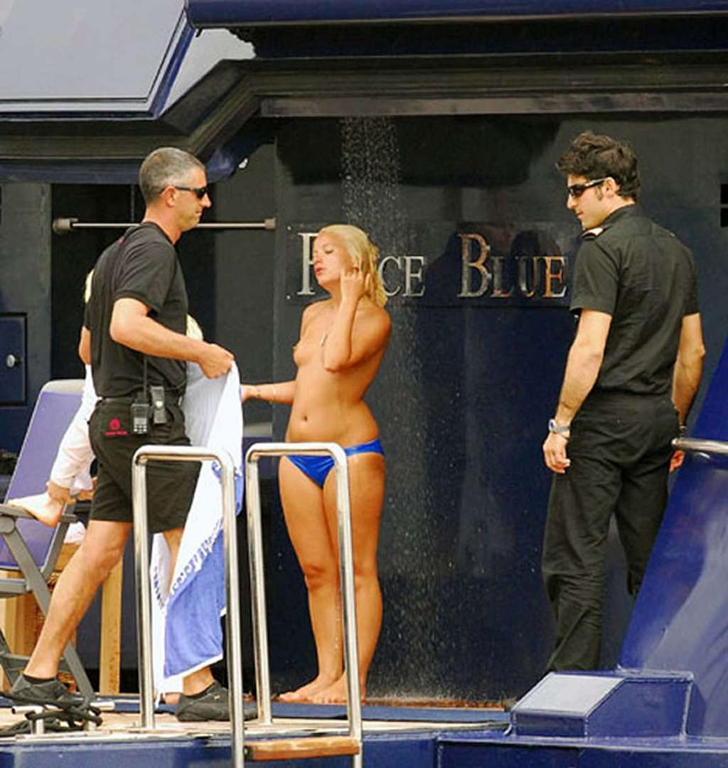 Lily allen pillada tomando el sol en topless en un yate y con un slip en el pezón los paparazzi le disparan
 #75334108