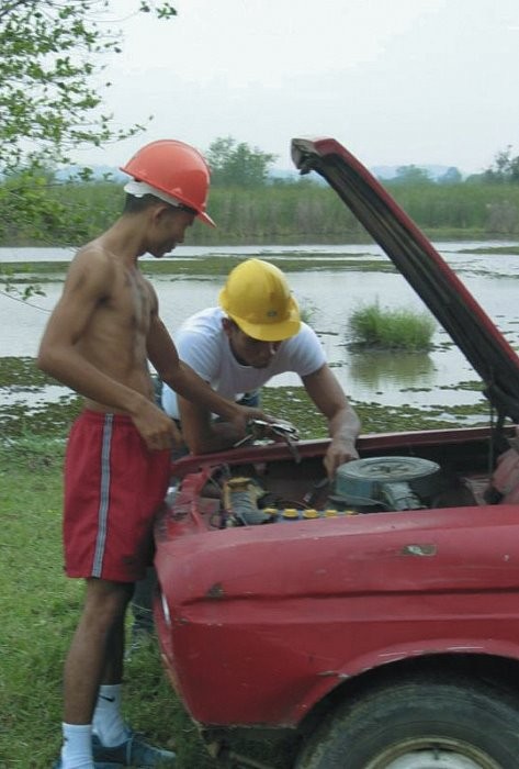 Tre auto mechamics asiatici che si baciano e si masturbano nel crudo
 #76931366