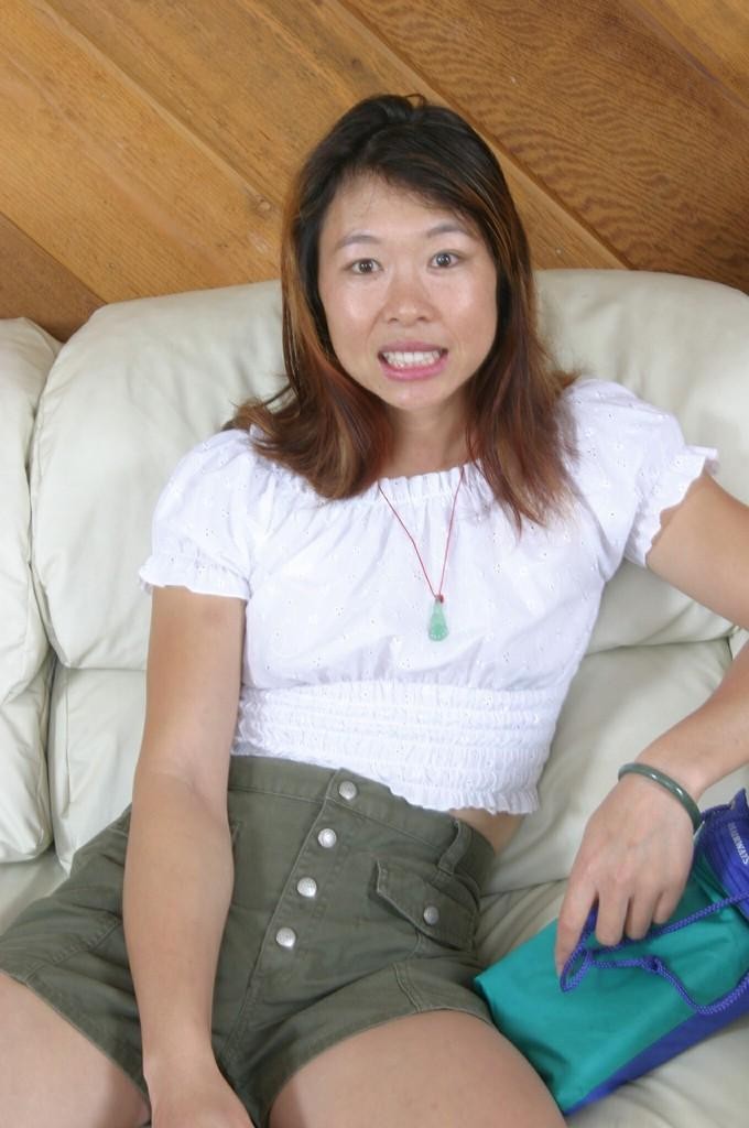 Strip teasing reifen asiatischen liebt Füllung Dildo in ihre twat
 #70007036