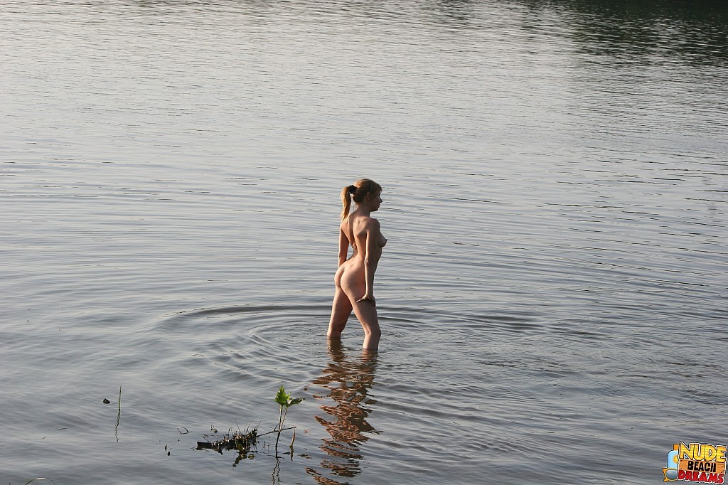 Couple sauvage faisant une vidéo de plage nue
 #67368630