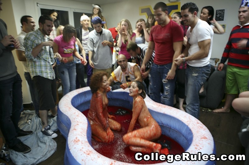 Las universitarias se emborrachan y se meten los dedos en los coños
 #74517505