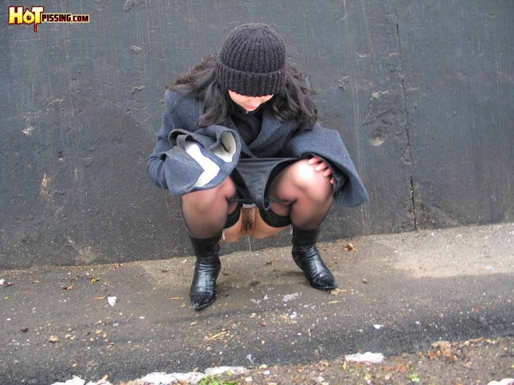 Mädchen pissen im Freien in der Kälte
 #76593274