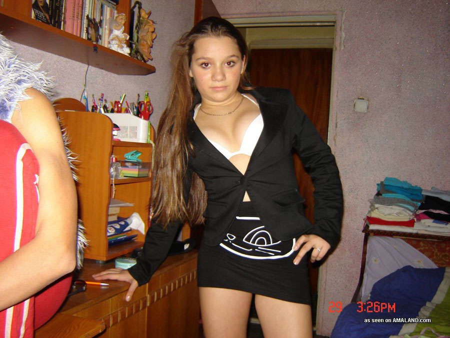 Latina Mitbewohnerinnen Camwhoring in ihrer Unterwäsche
 #68259256