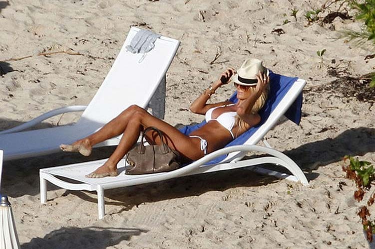 Victoria Silvstedt posiert am Strand und zeigt riesige Brüste im weißen Bikini
 #75276840