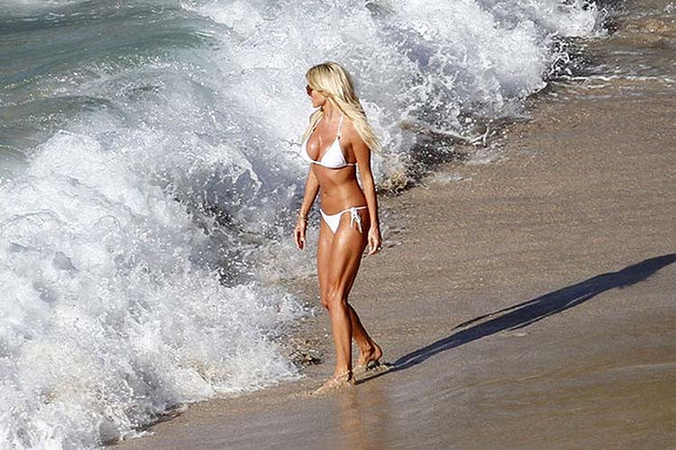 Victoria Silvstedt pose sur la plage et montre ses énormes seins en bikini blanc.
 #75276848