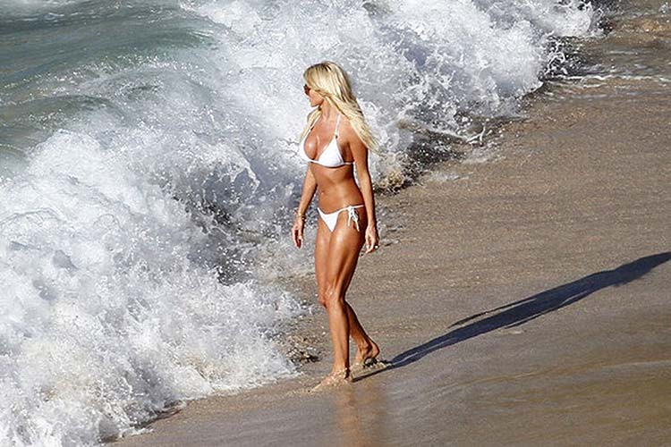 Victoria silvstedt posando en la playa y mostrando sus enormes tetas en bikini blanco
 #75276848