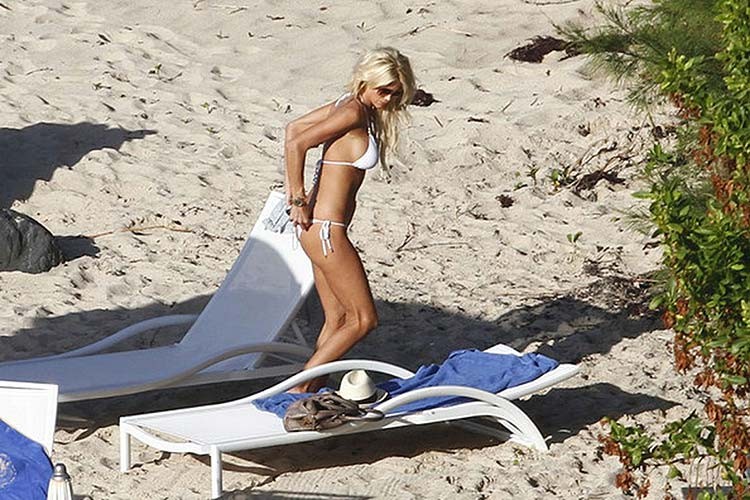 Victoria silvstedt posa sulla spiaggia e mostra le sue enormi tette in bikini bianco
 #75276874