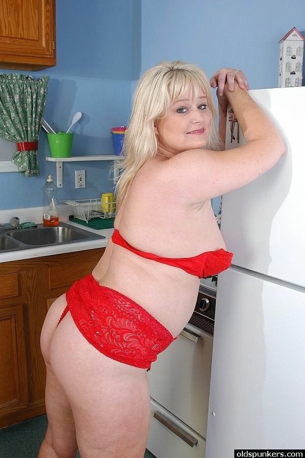 太った大人の主婦がキッチンでストリップとオナニーをする
 #71863068