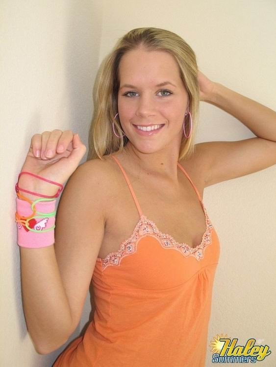 Jeune blonde sexy posant en string
 #73994826
