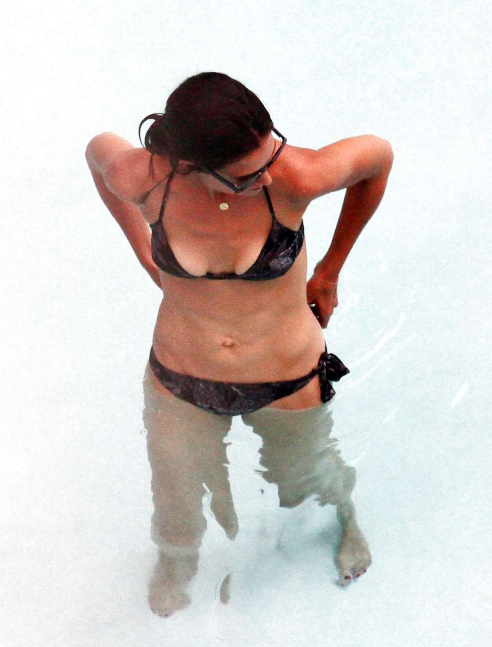 Katie holmes sieht sehr sexy im Bikini am Pool aus Paparazzi-Bilder
 #75295645