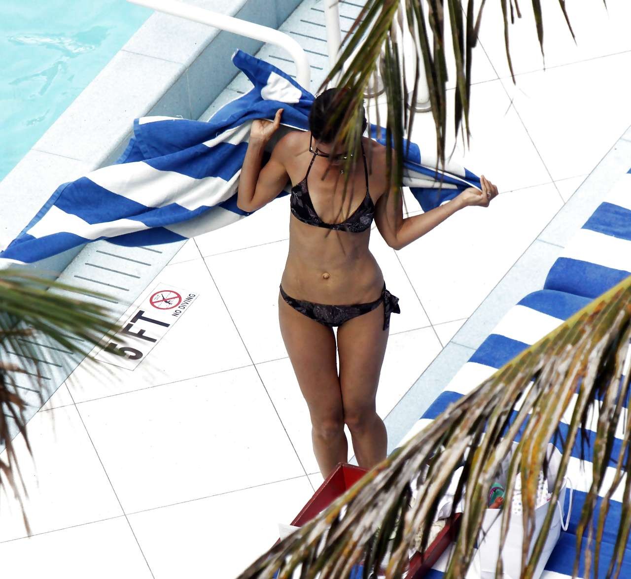 Katie holmes muy sexy en bikini en la piscina paparazzi fotos
 #75295689