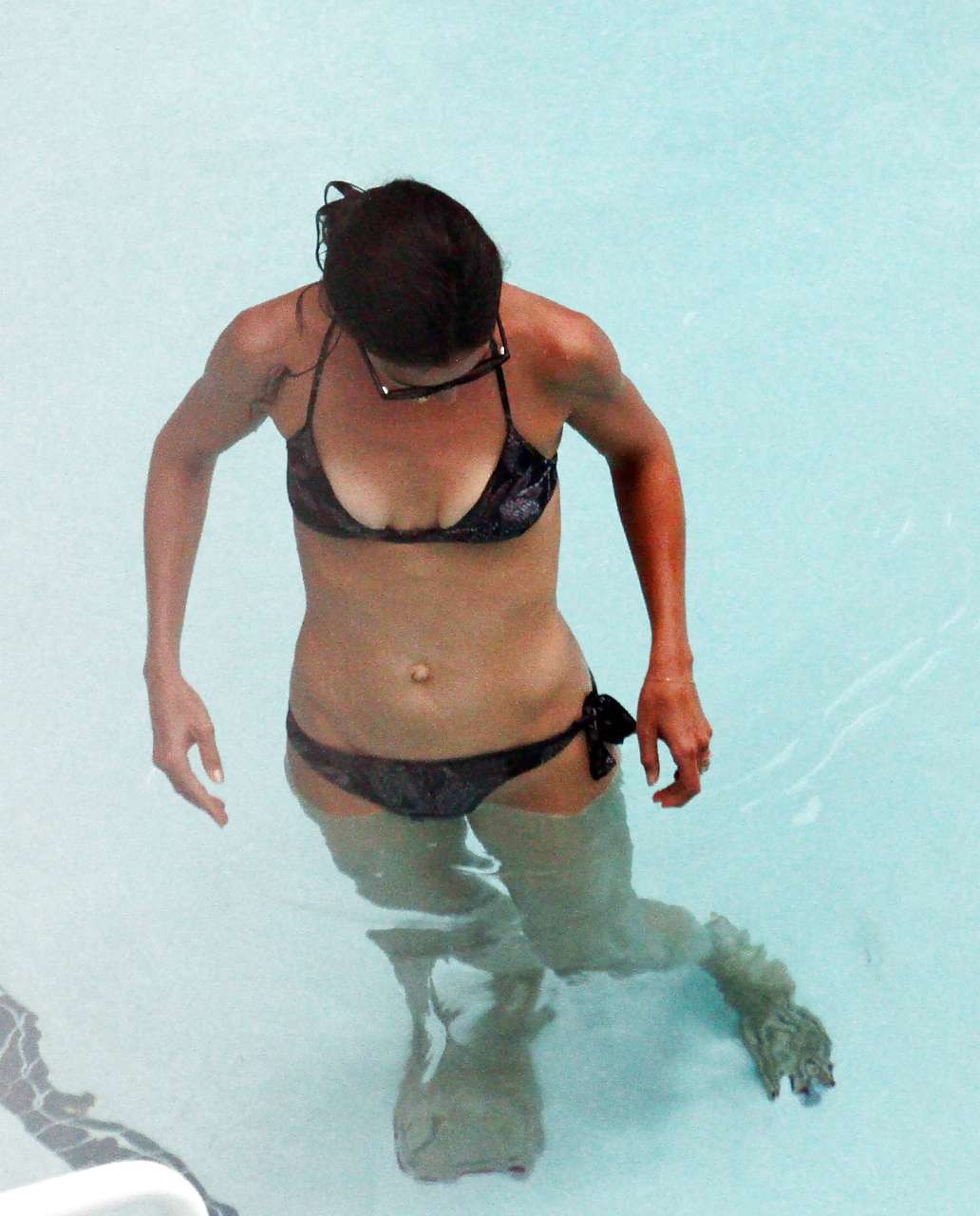 Katie holmes muy sexy en bikini en la piscina paparazzi fotos
 #75295719