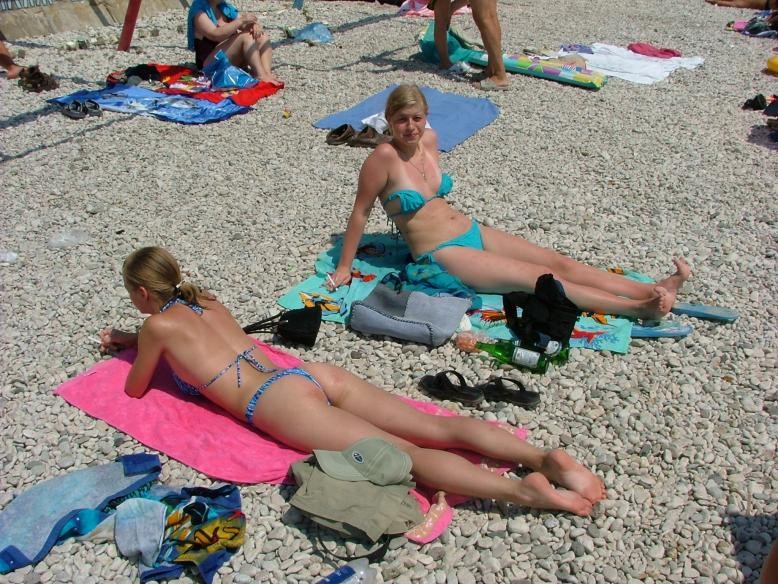 Heiße russische Nudistin zieht hier ihren Bikini aus
 #72251244