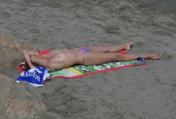 Heiße russische Nudistin zieht hier ihren Bikini aus
 #72251250
