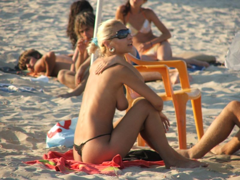 Heiße russische Nudistin zieht hier ihren Bikini aus
 #72251322