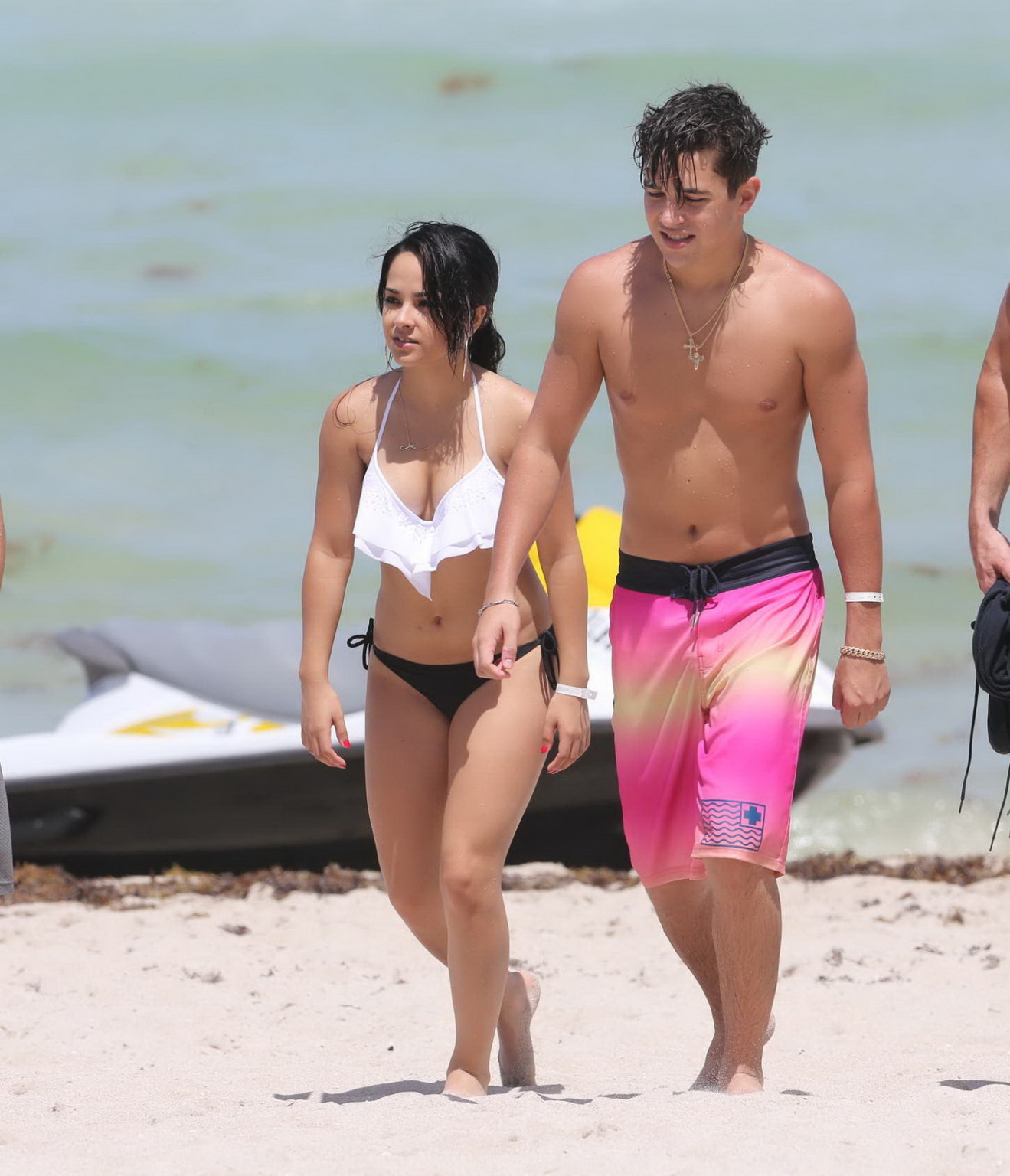 Becky g che mostra le sue enormi tette in bikini monocromatico
 #75159354