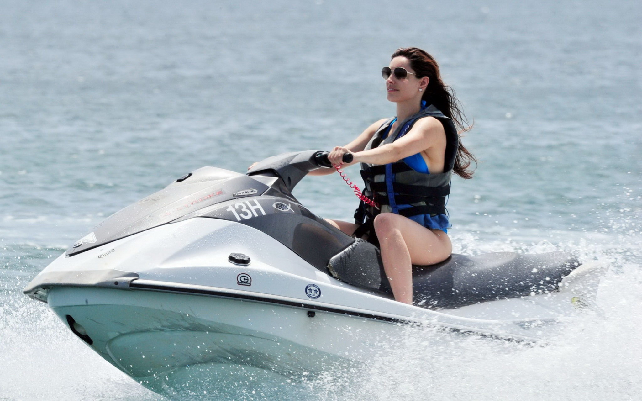 Vollbusige Kelly Brook beim Jet-Skiing in Barbados im sexy blauen Bikini 
 #75342975