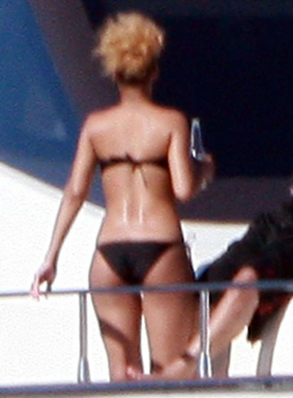 Rihanna looking sexy and hot in black bikini on yaht paparazzo photos #75364805