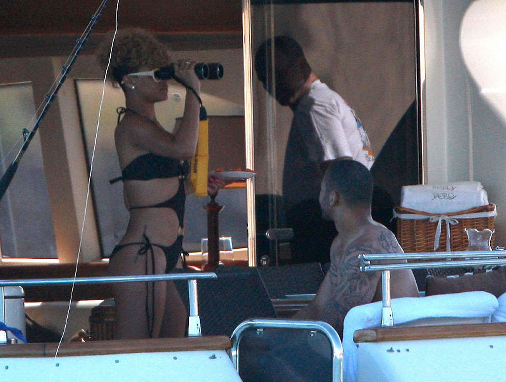 Rihanna looking sexy and hot in black bikini on yaht paparazzo photos #75364869