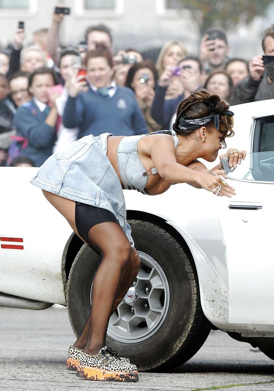 Rihanna in calze e mostrando le sue tette in vedere attraverso foto paparazzi top
 #75287262