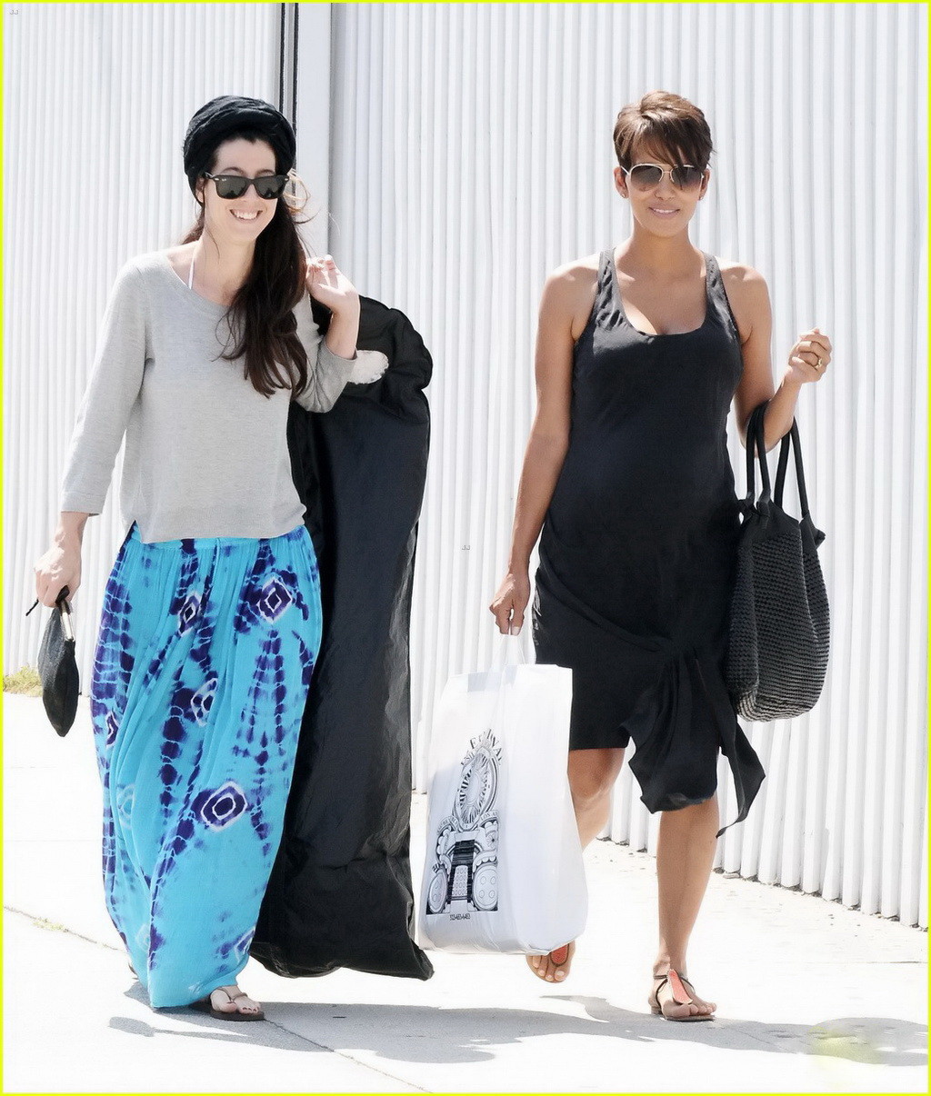 Halle Berry enceinte et plantureuse en sortie de shopping à Los Angeles
 #75225610