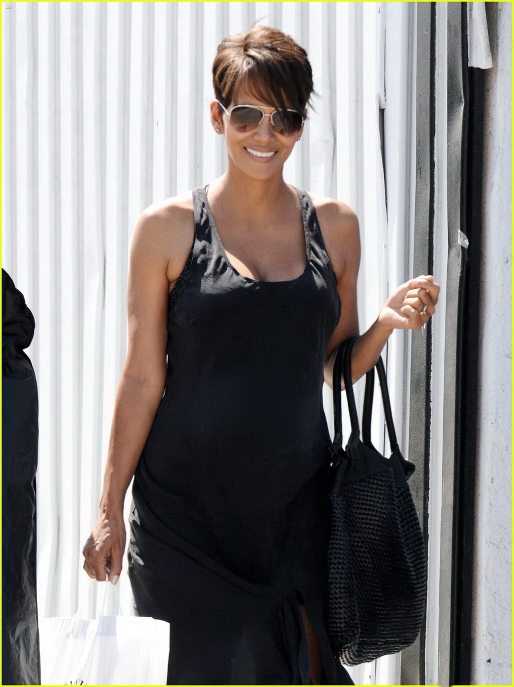 Halle Berry enceinte et plantureuse en sortie de shopping à Los Angeles
 #75225630