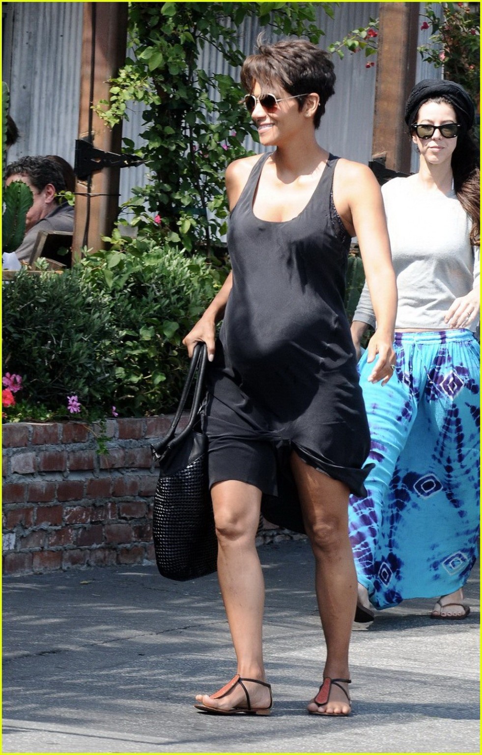 Halle Berry enceinte et plantureuse en sortie de shopping à Los Angeles
 #75225646