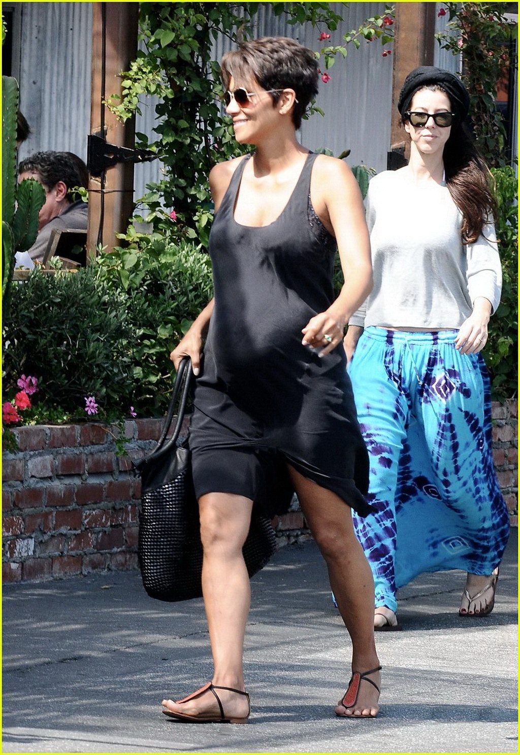 Halle Berry enceinte et plantureuse en sortie de shopping à Los Angeles
 #75225650