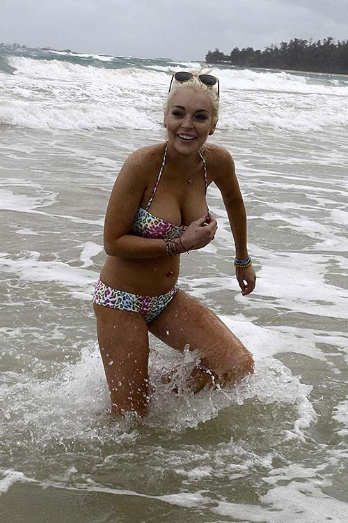 Lindsay lohan entblößt sexy Körper und heißen Arsch in bunten Bikini am Strand
 #75279326