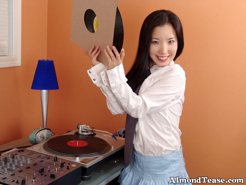 Asian mandorla tease gira dischi come un dj
 #67502063