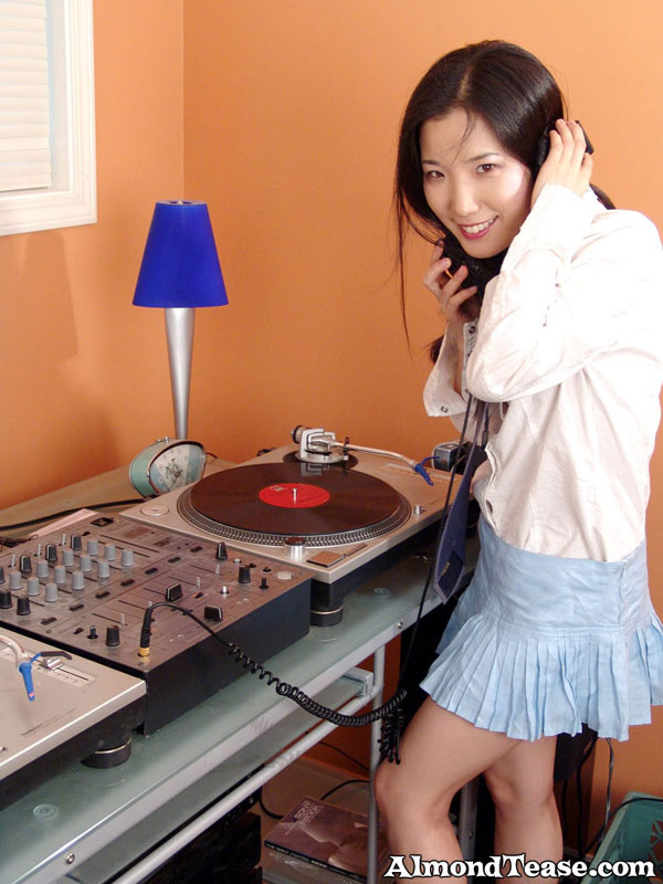 Asian mandorla tease gira dischi come un dj
 #67502093