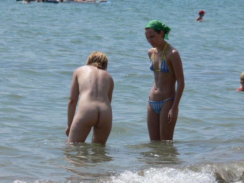 Una ragazza nudista a malapena legale si illumina sulla spiaggia
 #72251817