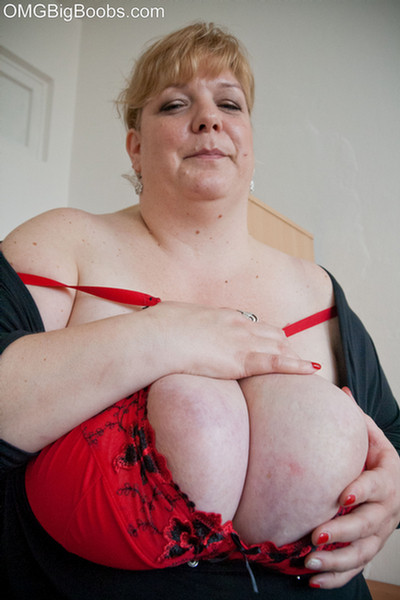 Reife Amateur-Debbie lässt ihre gigantischen Brüste raushängen
 #67216075