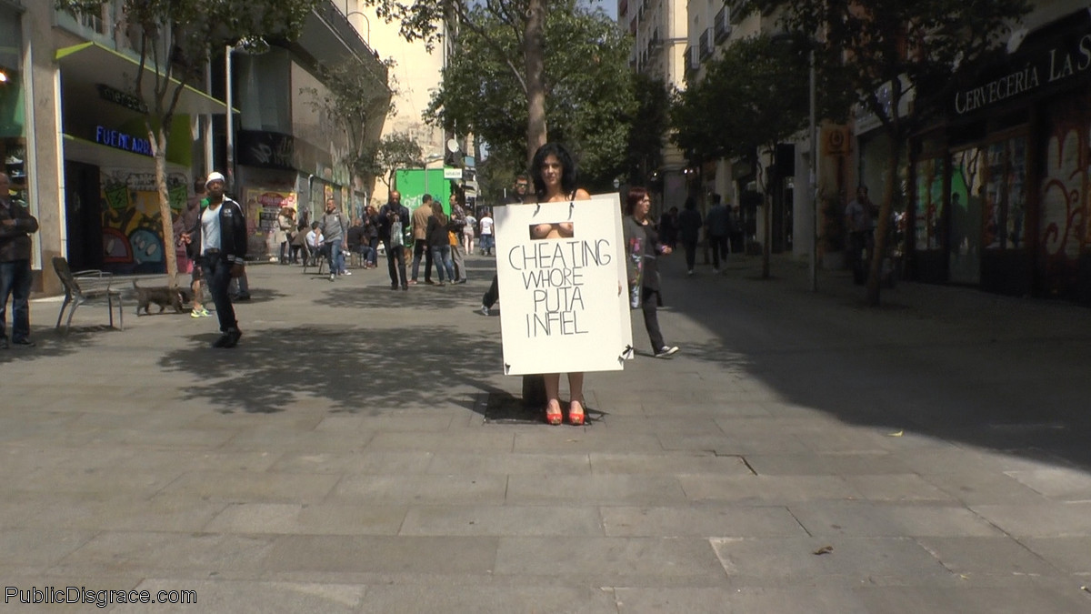 Sgualdrina infedele sfilata nuda per le strade dove i colleghi del marito fanno acquisti
 #70923631