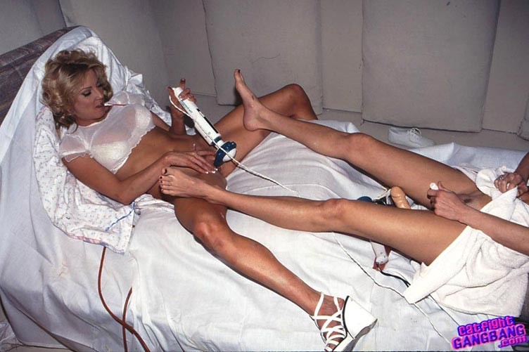 Sesso lesbico infermiera con ragazze calde in sessione orgia bdsm
 #72149075