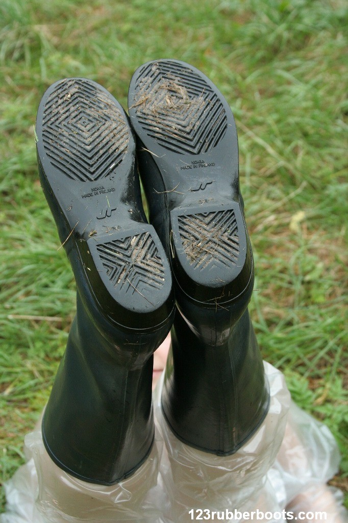 Fetiche de botas de goma y ropa de lluvia
 #73254229