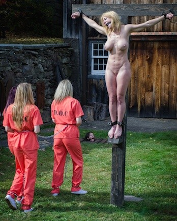 Winnie Rider et Ashley Lane, nues, exposées au bdsm et humiliées en public.
 #71971761